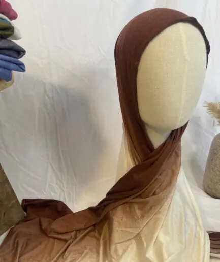 Hijab Iklilcreation en jersey lycra avec un dégradé de couleurs chaudes allant du marron chocolat au crème