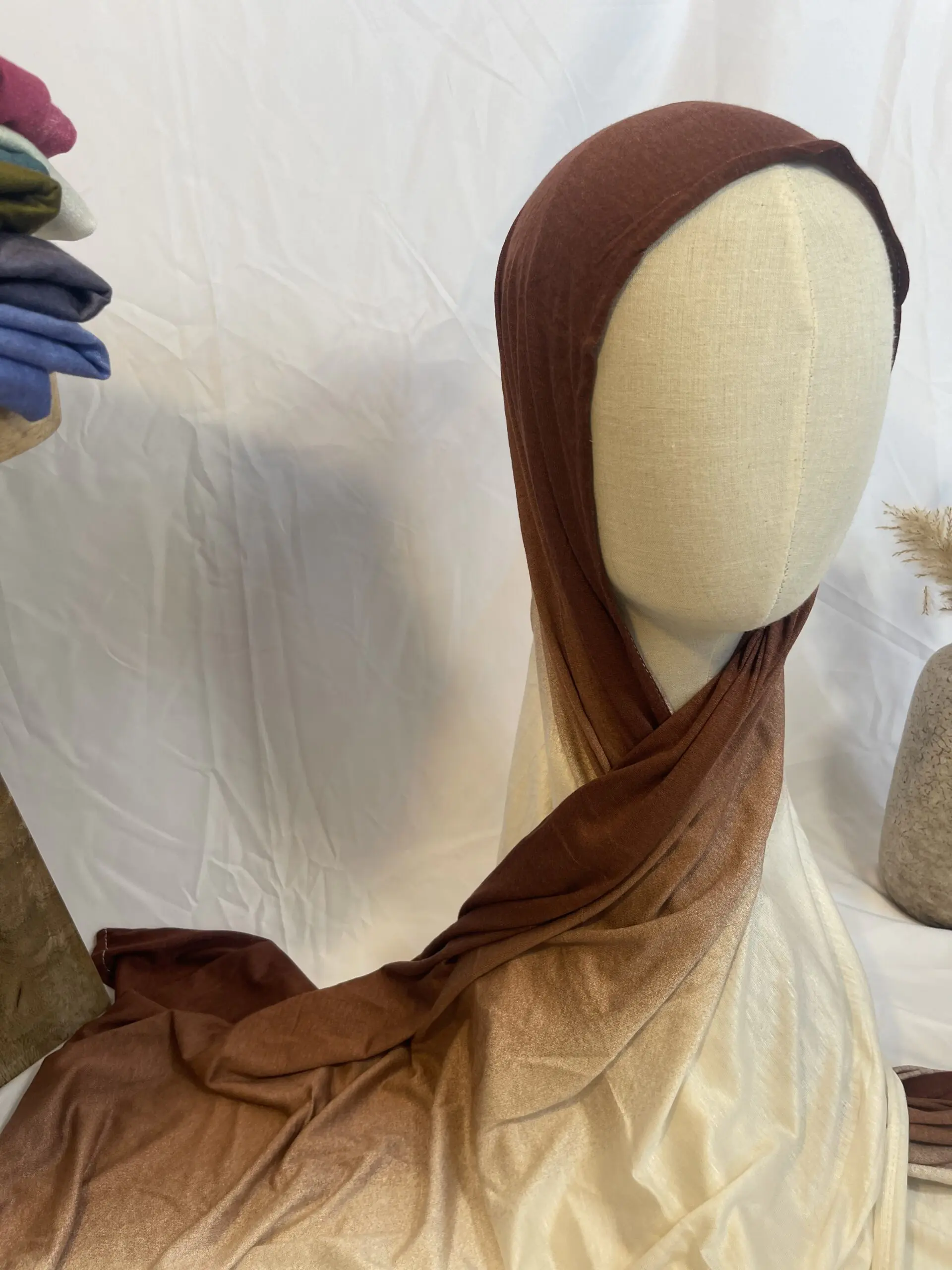 Hijab Iklilcreation en jersey lycra avec un d&eacute;grad&eacute; de couleurs chaudes allant du marron chocolat au cr&egrave;me