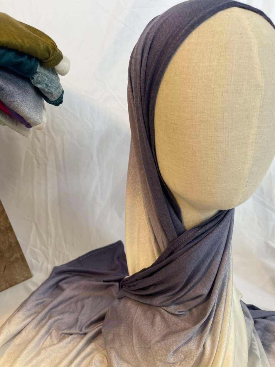Hijab en jersey lycra avec un dégradé de couleurs allant du gris ardoise foncé au crème clair, présenté sur un mannequin.