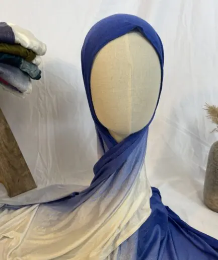 Hijab en jersey lycra avec un dégradé de couleurs allant du bleu roi vibrant au crème clair, présenté sur un mannequin.