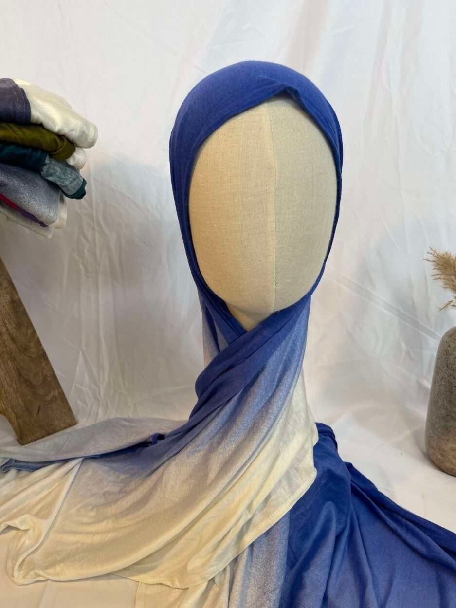 Hijab en jersey lycra avec un dégradé de couleurs allant du bleu roi vibrant au crème clair, présenté sur un mannequin.
