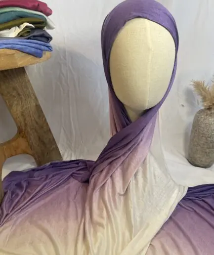 Hijab Iklilcreation en jersey lycra avec un dégradé de couleurs allant du violet royal profond au crème lumineux