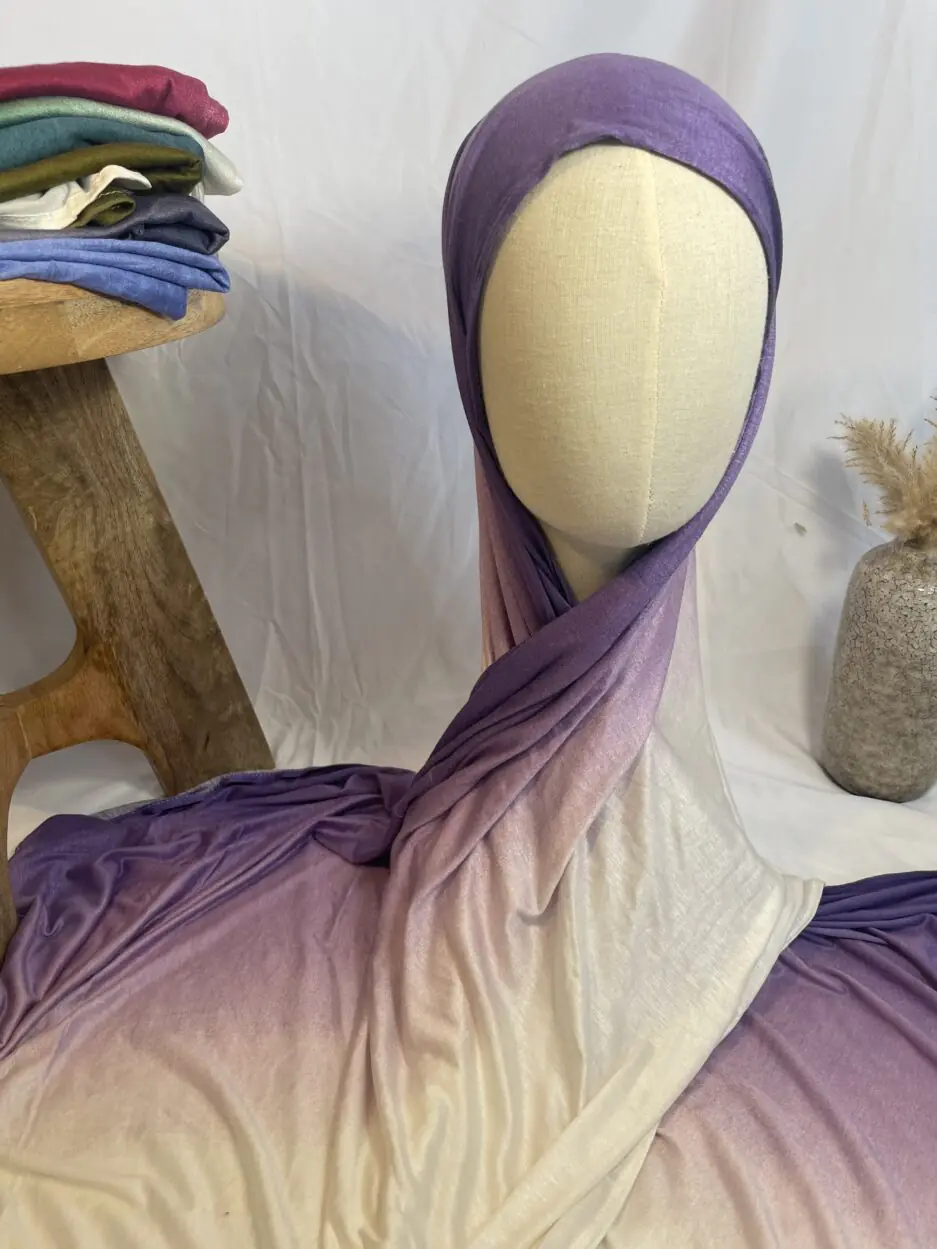 Hijab Iklilcreation en jersey lycra avec un dégradé de couleurs allant du violet royal profond au crème lumineux