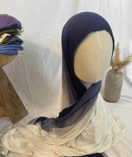 Hijab Iklilcreation en jersey lycra avec un dégradé de couleurs allant du bleu marine profond au crème