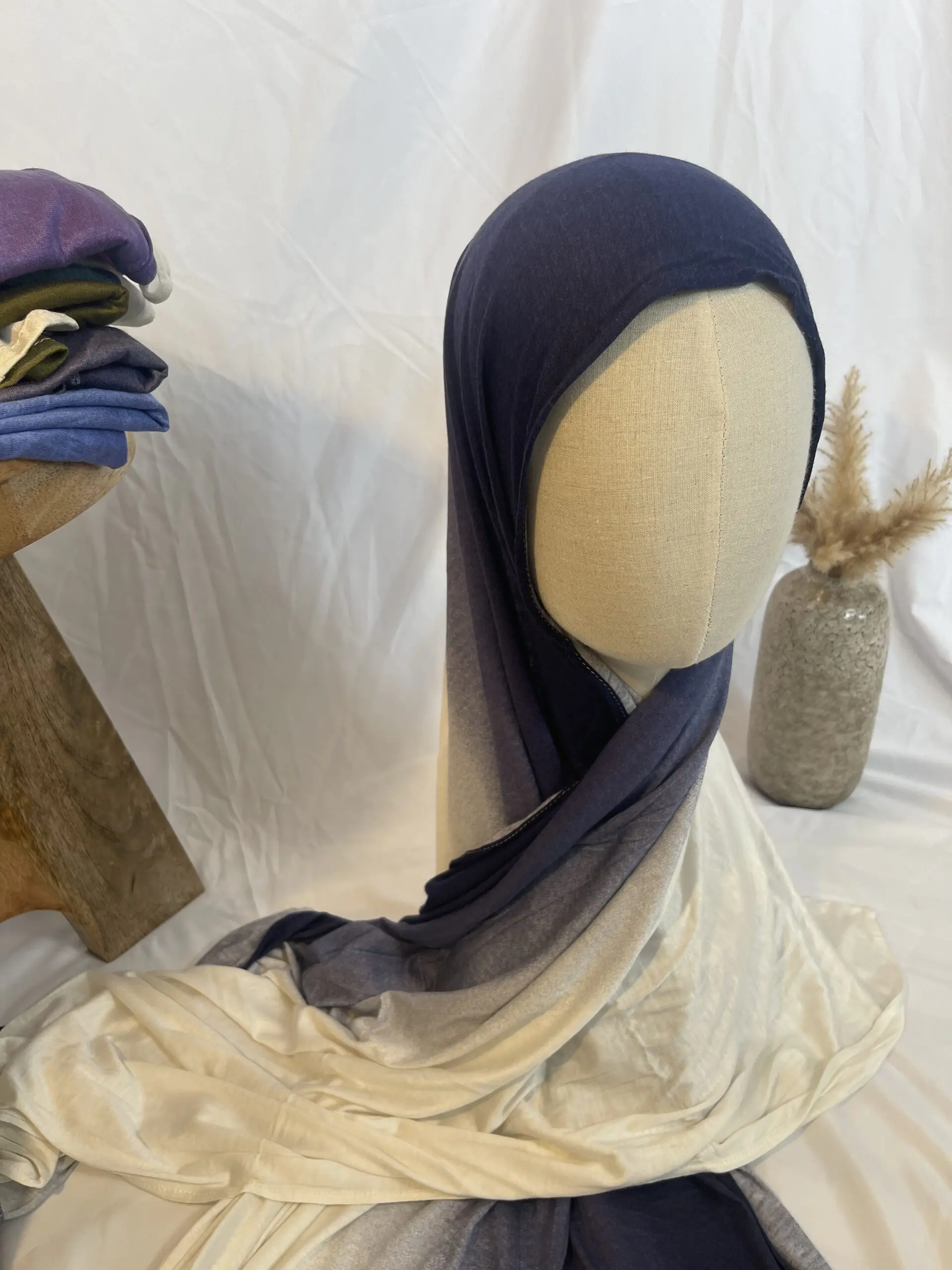 Hijab Iklilcreation en jersey lycra avec un d&eacute;grad&eacute; de couleurs allant du bleu marine profond au cr&egrave;me