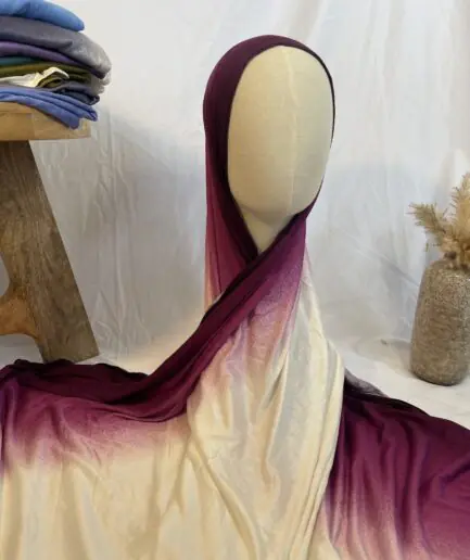 Hijab Iklilcreation en jersey lycra avec un dégradé de couleurs allant du prune profond au crème avec effet texturé