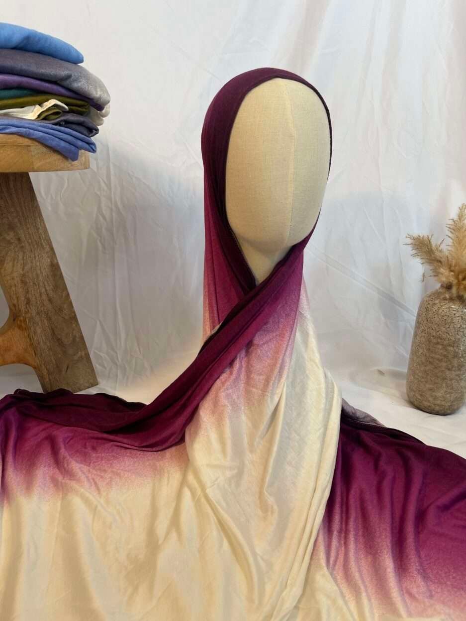Hijab Iklilcreation en jersey lycra avec un dégradé de couleurs allant du prune profond au crème avec effet texturé