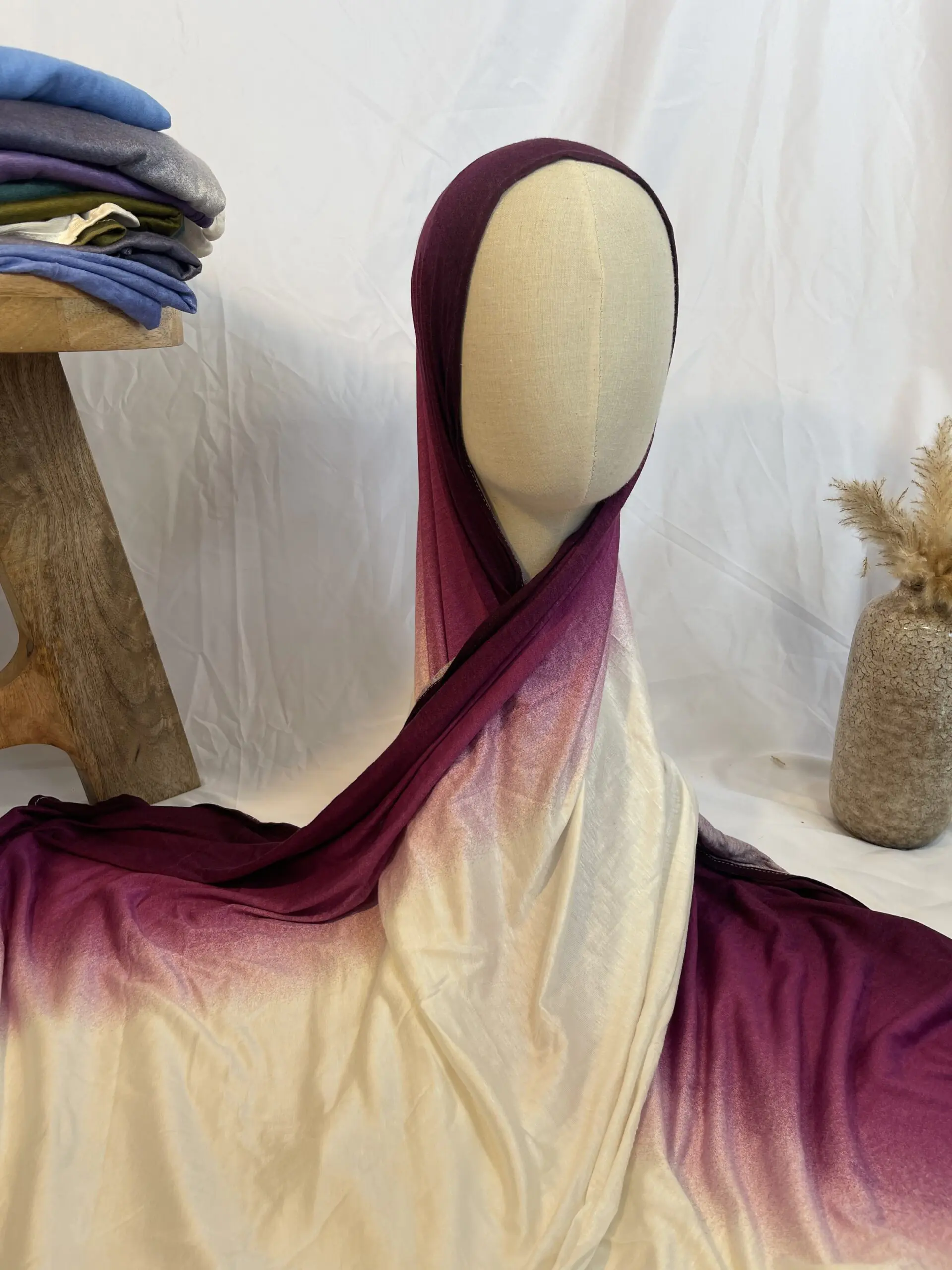Hijab Iklilcreation en jersey lycra avec un d&eacute;grad&eacute; de couleurs allant du prune profond au cr&egrave;me avec effet textur&eacute;