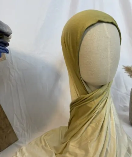 Hijab Iklilcreation en jersey lycra avec un dégradé de couleurs allant du vert olive naturel au crème lumineux