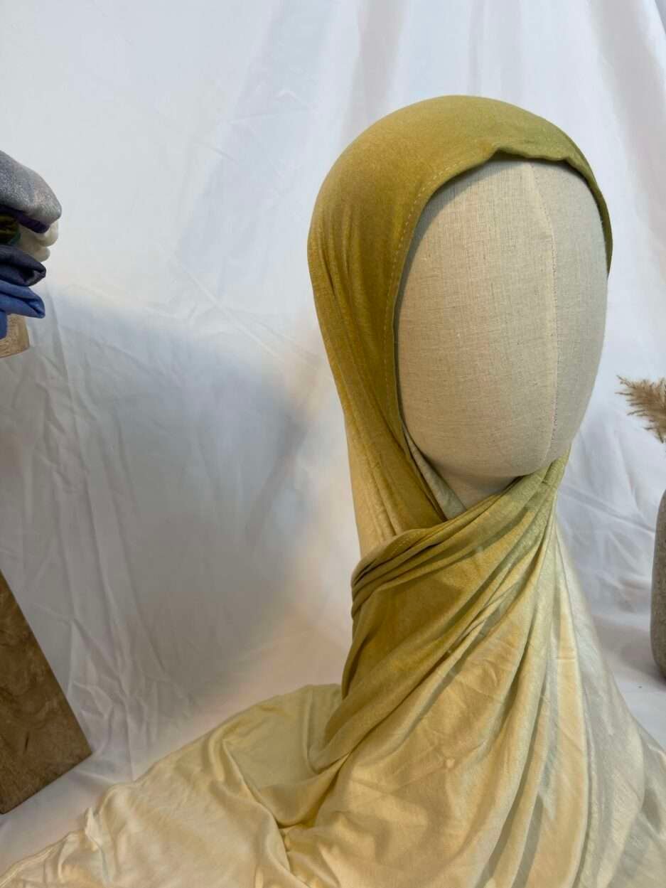 Hijab Iklilcreation en jersey lycra avec un dégradé de couleurs allant du vert olive naturel au crème lumineux