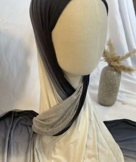 Hijab Iklilcreation en jersey lycra avec un dégradé élégant du noir profond au gris clair/crème