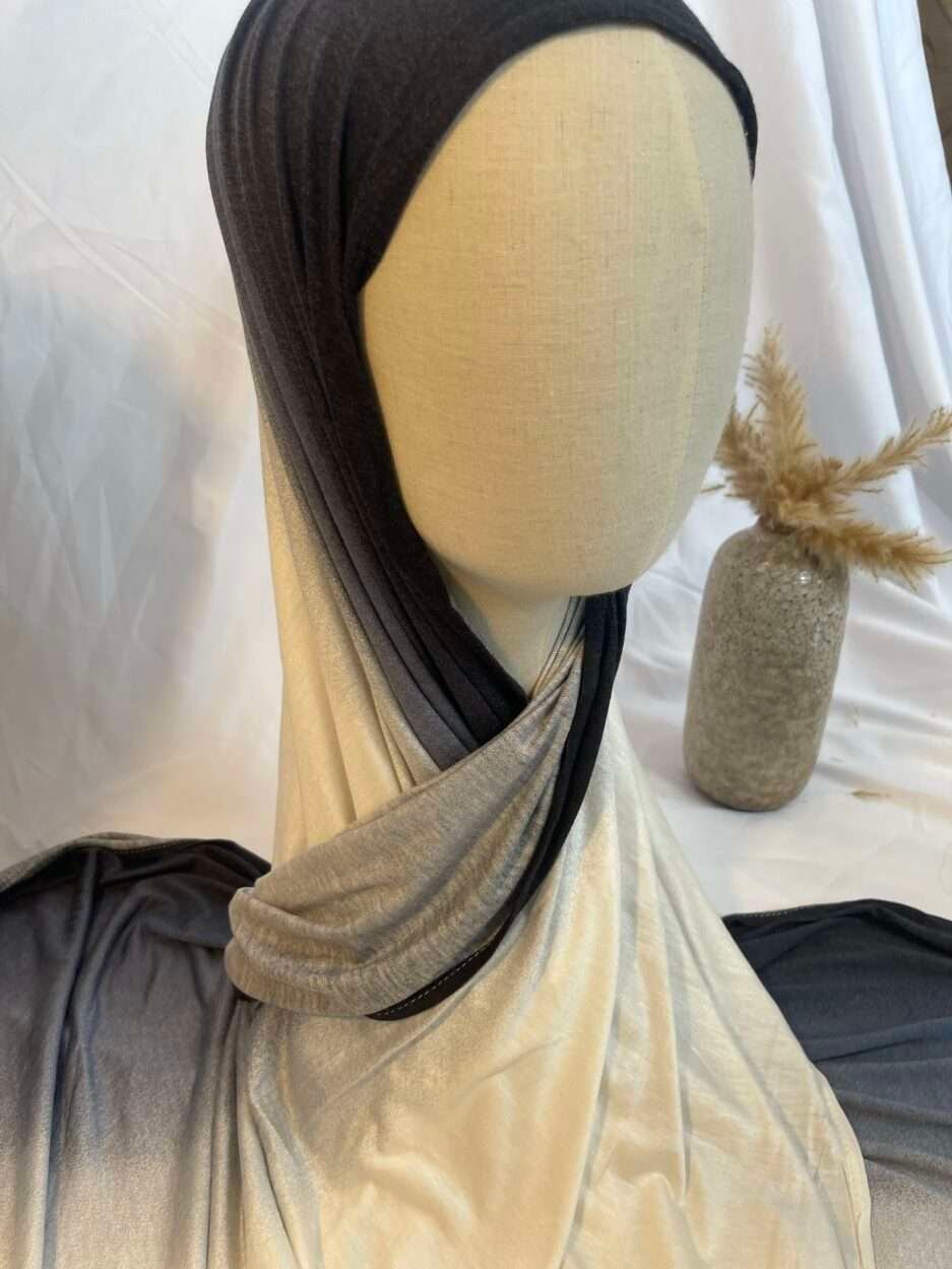 Hijab Iklilcreation en jersey lycra avec un dégradé élégant du noir profond au gris clair/crème