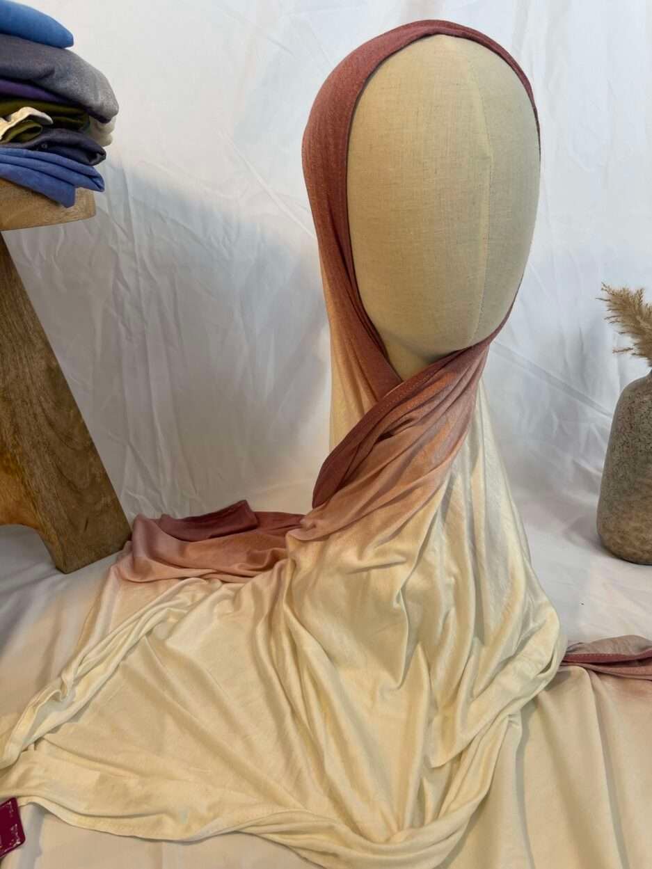 Hijab en jersey lycra avec un dégradé de couleurs allant du vieux rose au crème, présenté sur un mannequin.