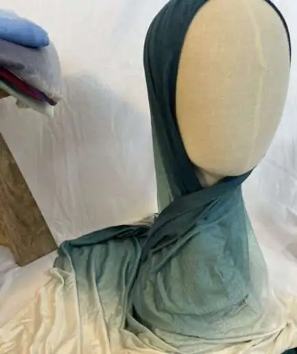 Hijab en jersey lycra avec un dégradé de couleurs allant du bleu canard profond au crème clair, présenté sur un mannequin.