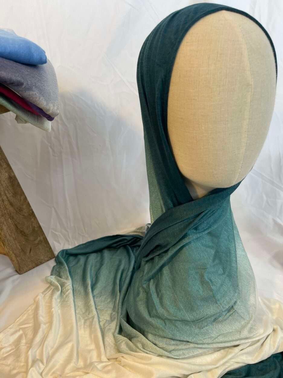 Hijab en jersey lycra avec un dégradé de couleurs allant du bleu canard profond au crème clair, présenté sur un mannequin.