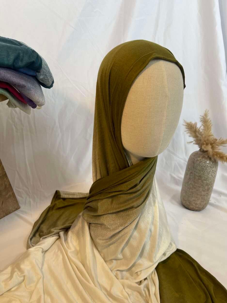 Hijab en jersey lycra avec un dégradé de couleurs allant du vert kaki naturel au crème clair, présenté sur un mannequin.