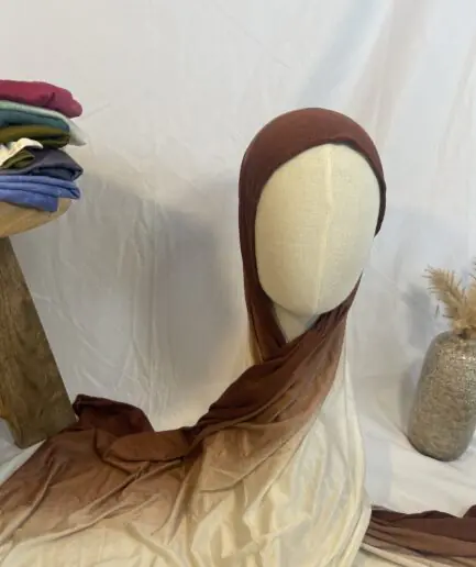 Hijab Iklilcreation en jersey lycra avec un dégradé de couleurs chaudes allant du marron chocolat au crème