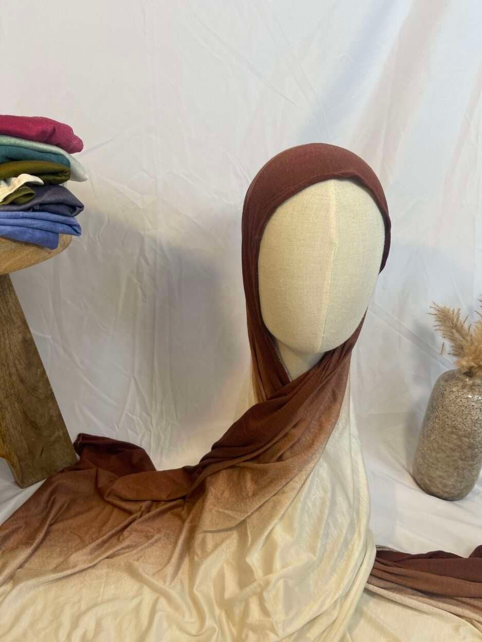 Hijab Iklilcreation en jersey lycra avec un dégradé de couleurs chaudes allant du marron chocolat au crème