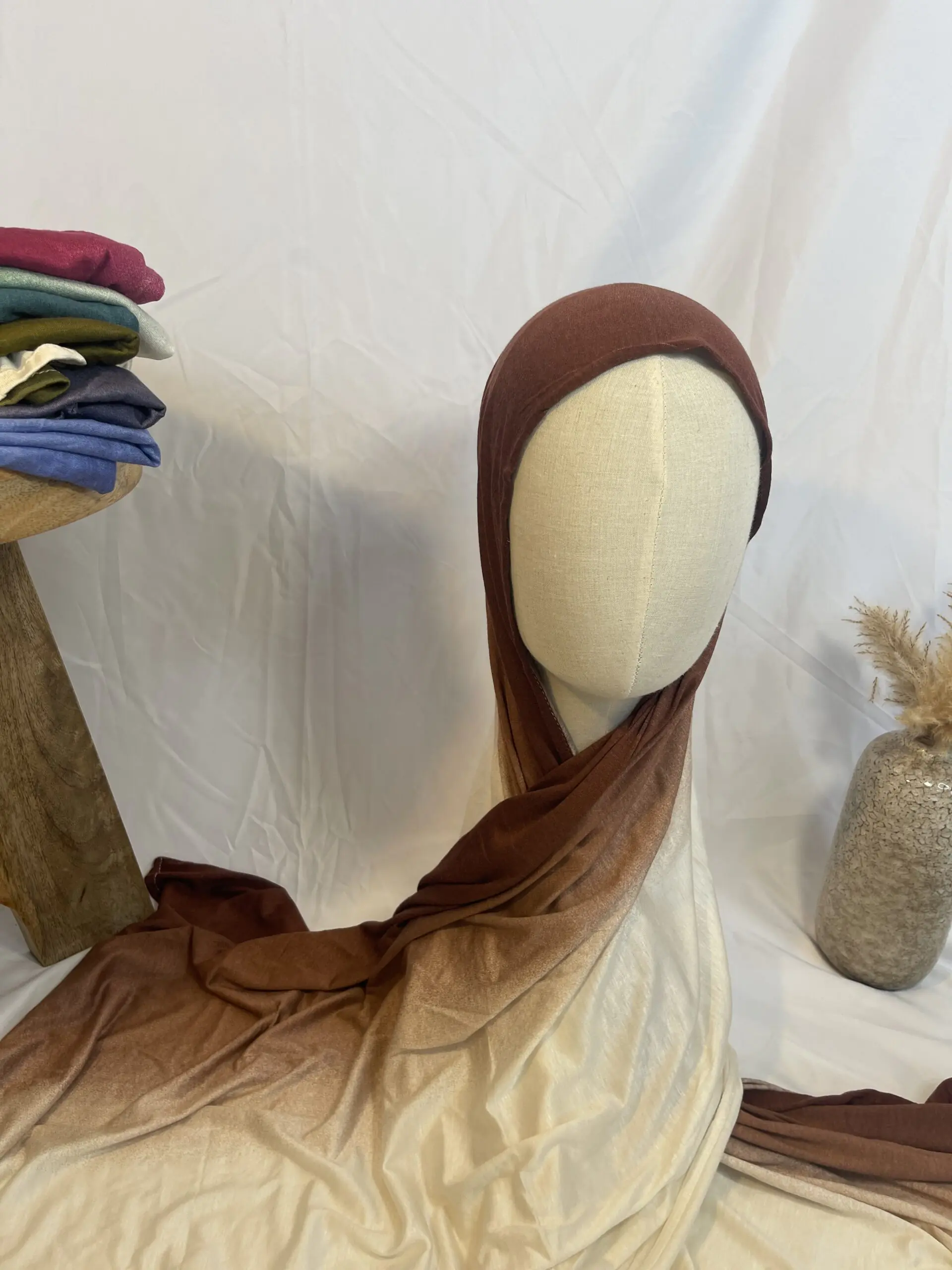 Hijab Iklilcreation en jersey lycra avec un d&eacute;grad&eacute; de couleurs chaudes allant du marron chocolat au cr&egrave;me