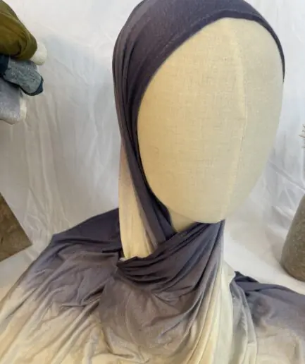 Hijab en jersey lycra avec un dégradé de couleurs allant du gris ardoise foncé au crème clair, présenté sur un mannequin.