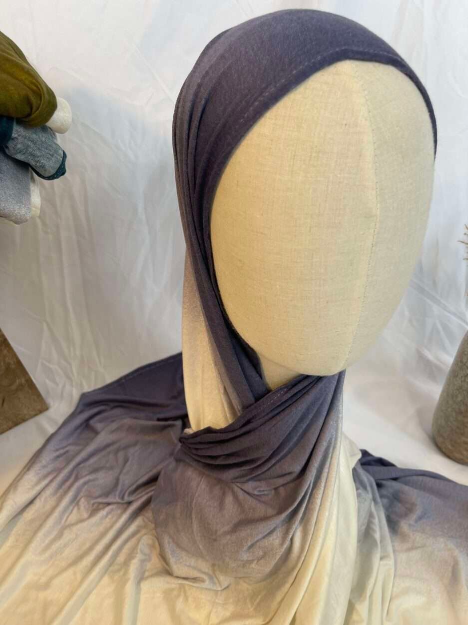 Hijab en jersey lycra avec un dégradé de couleurs allant du gris ardoise foncé au crème clair, présenté sur un mannequin.
