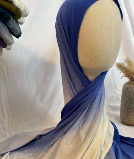 Hijab en jersey lycra avec un dégradé de couleurs allant du bleu roi vibrant au crème clair, présenté sur un mannequin.
