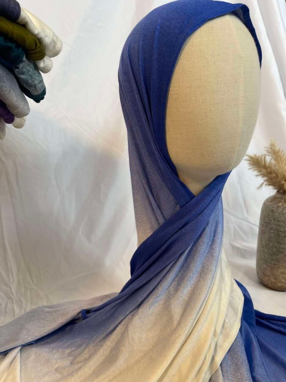 Hijab en jersey lycra avec un dégradé de couleurs allant du bleu roi vibrant au crème clair, présenté sur un mannequin.