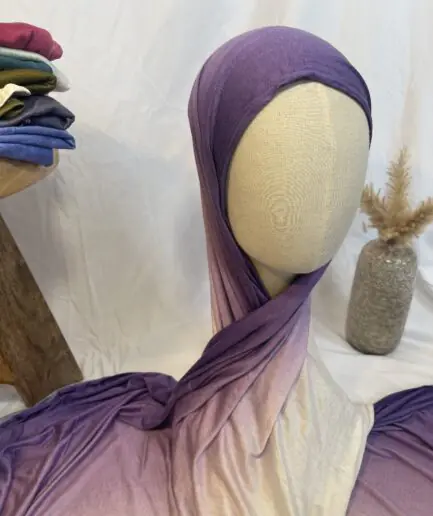Hijab Iklilcreation en jersey lycra avec un dégradé de couleurs allant du violet royal profond au crème lumineux