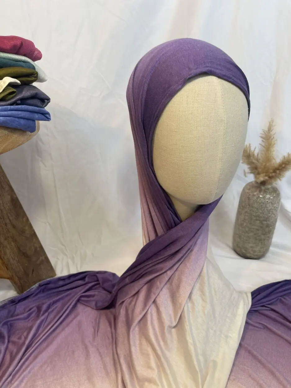 Hijab Iklilcreation en jersey lycra avec un dégradé de couleurs allant du violet royal profond au crème lumineux