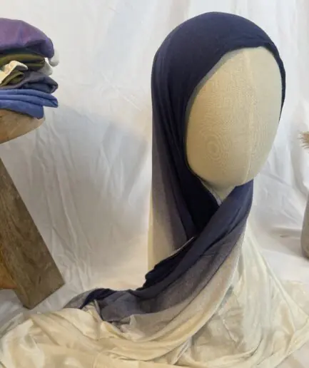 Hijab Iklilcreation en jersey lycra avec un dégradé de couleurs allant du bleu marine profond au crème