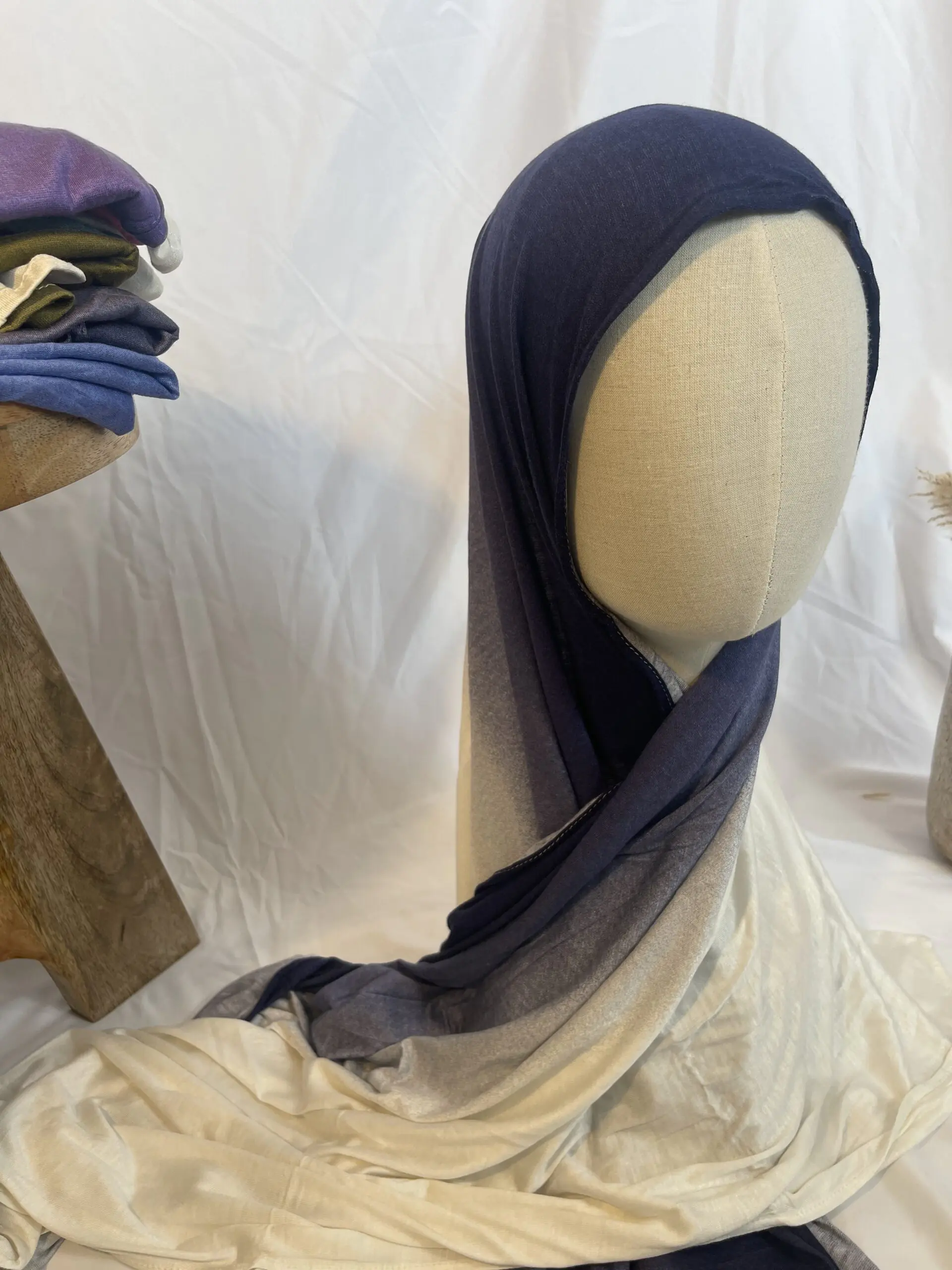Hijab Iklilcreation en jersey lycra avec un d&eacute;grad&eacute; de couleurs allant du bleu marine profond au cr&egrave;me