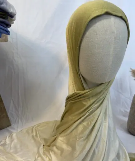 Hijab Iklilcreation en jersey lycra avec un dégradé de couleurs allant du vert olive naturel au crème lumineux