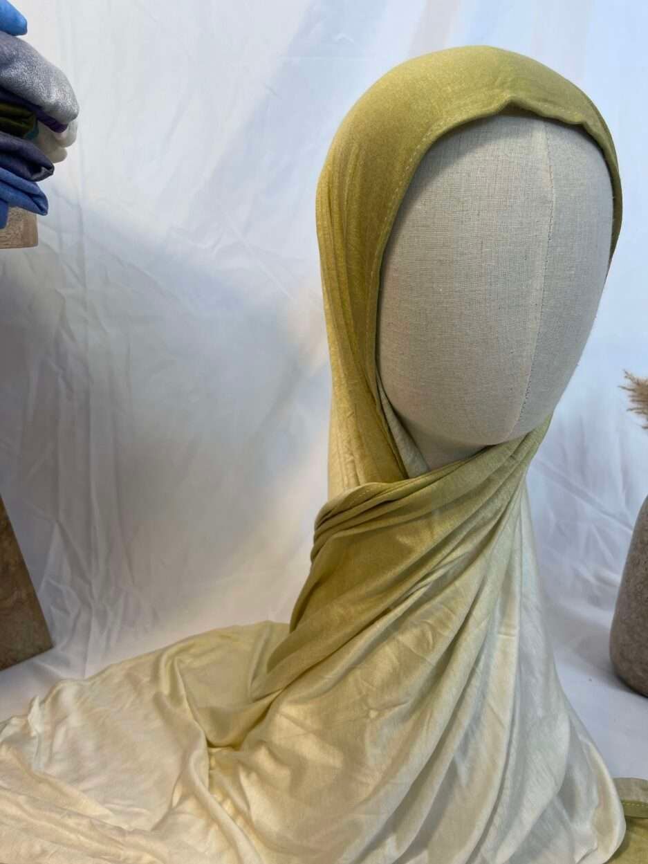 Hijab Iklilcreation en jersey lycra avec un dégradé de couleurs allant du vert olive naturel au crème lumineux