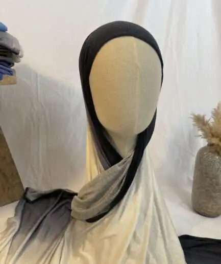 Hijab Iklilcreation en jersey lycra avec un dégradé élégant du noir profond au gris clair/crème