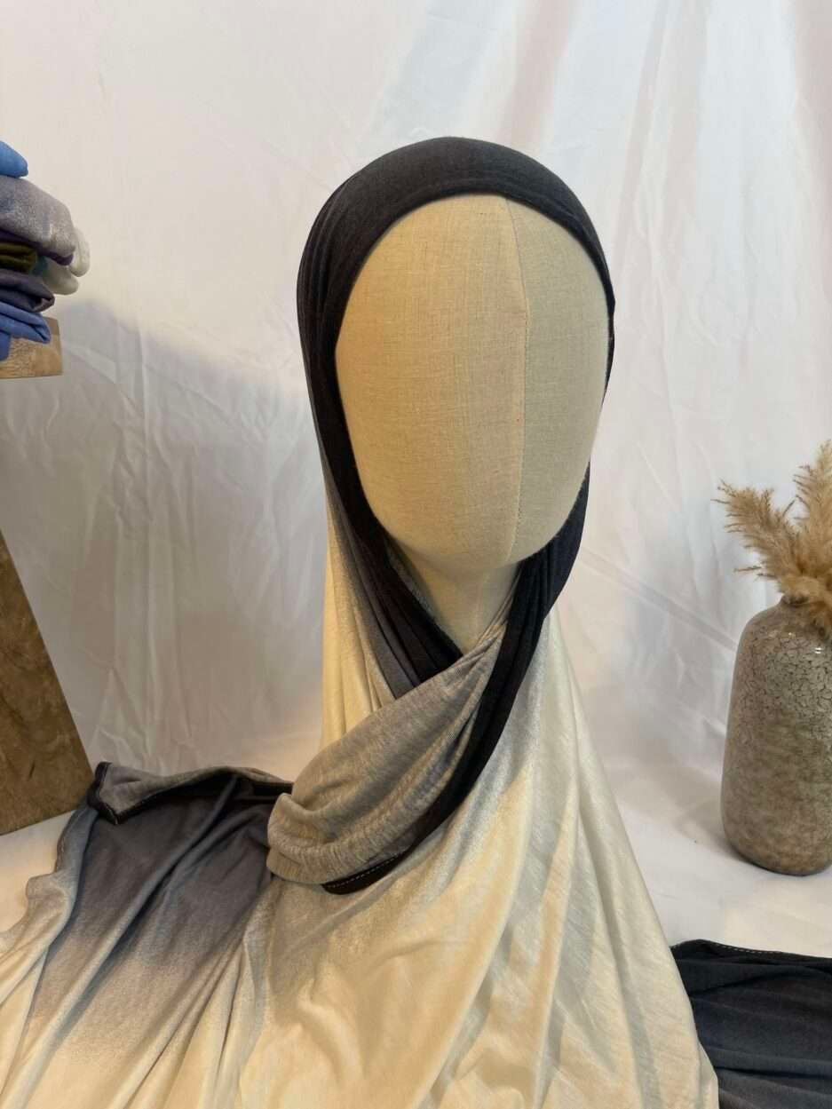 Hijab Iklilcreation en jersey lycra avec un dégradé élégant du noir profond au gris clair/crème