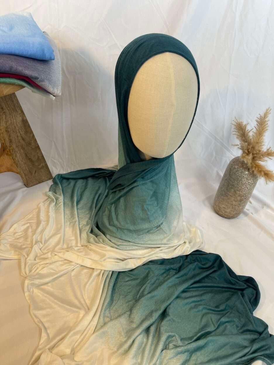 Hijab en jersey lycra avec un dégradé de couleurs allant du bleu canard profond au crème clair, présenté sur un mannequin.