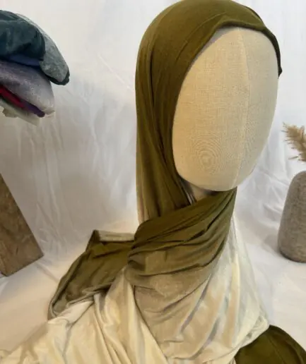 Hijab en jersey lycra avec un dégradé de couleurs allant du vert kaki naturel au crème clair, présenté sur un mannequin.
