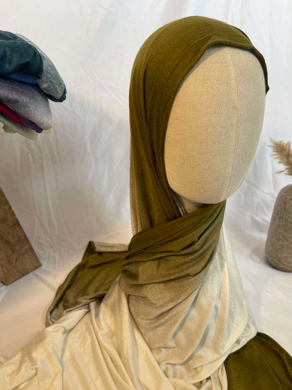 Hijab en jersey lycra avec un dégradé de couleurs allant du vert kaki naturel au crème clair, présenté sur un mannequin.