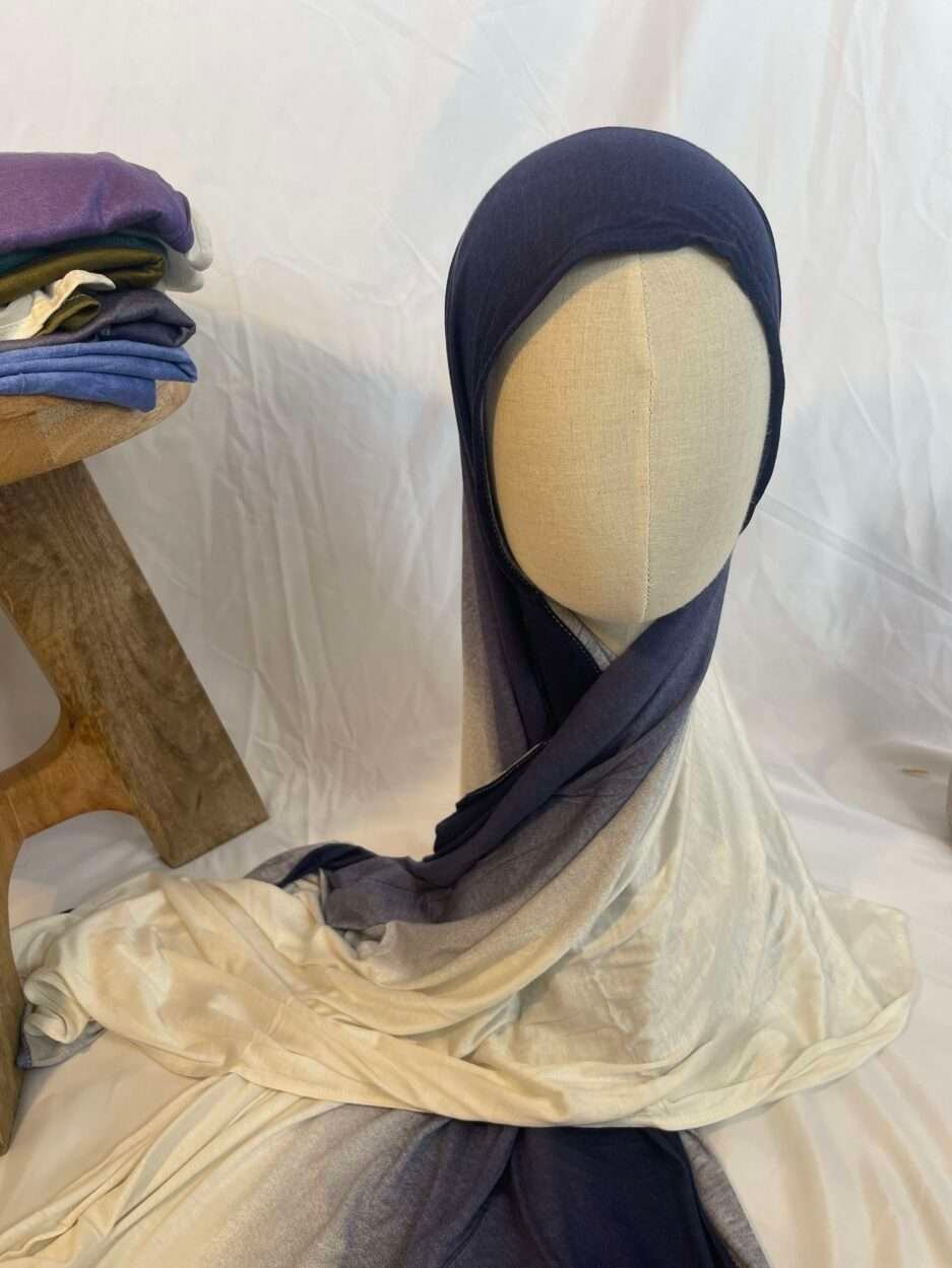 Hijab Iklilcreation en jersey lycra avec un dégradé de couleurs allant du bleu marine profond au crème
