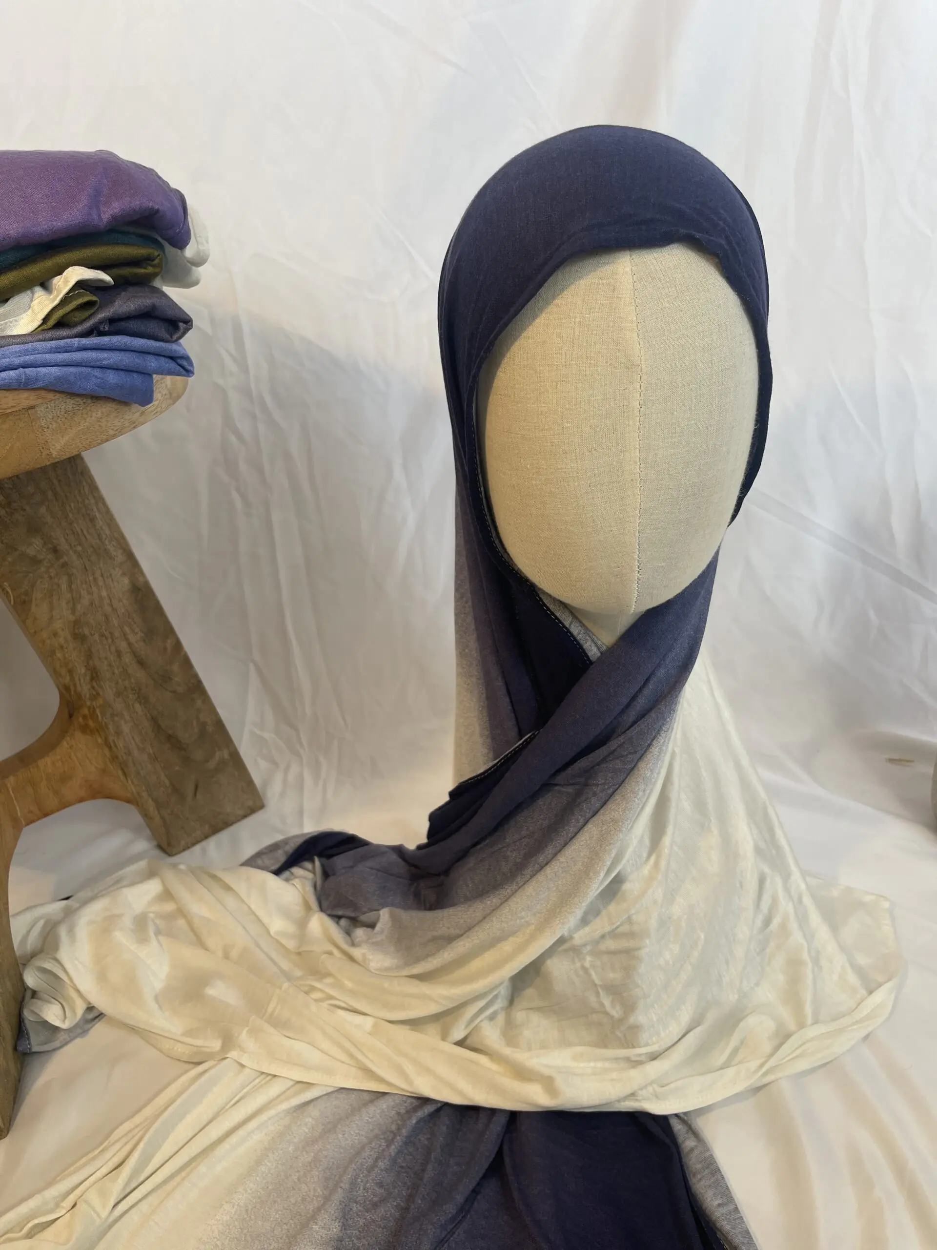 Hijab Iklilcreation en jersey lycra avec un d&eacute;grad&eacute; de couleurs allant du bleu marine profond au cr&egrave;me