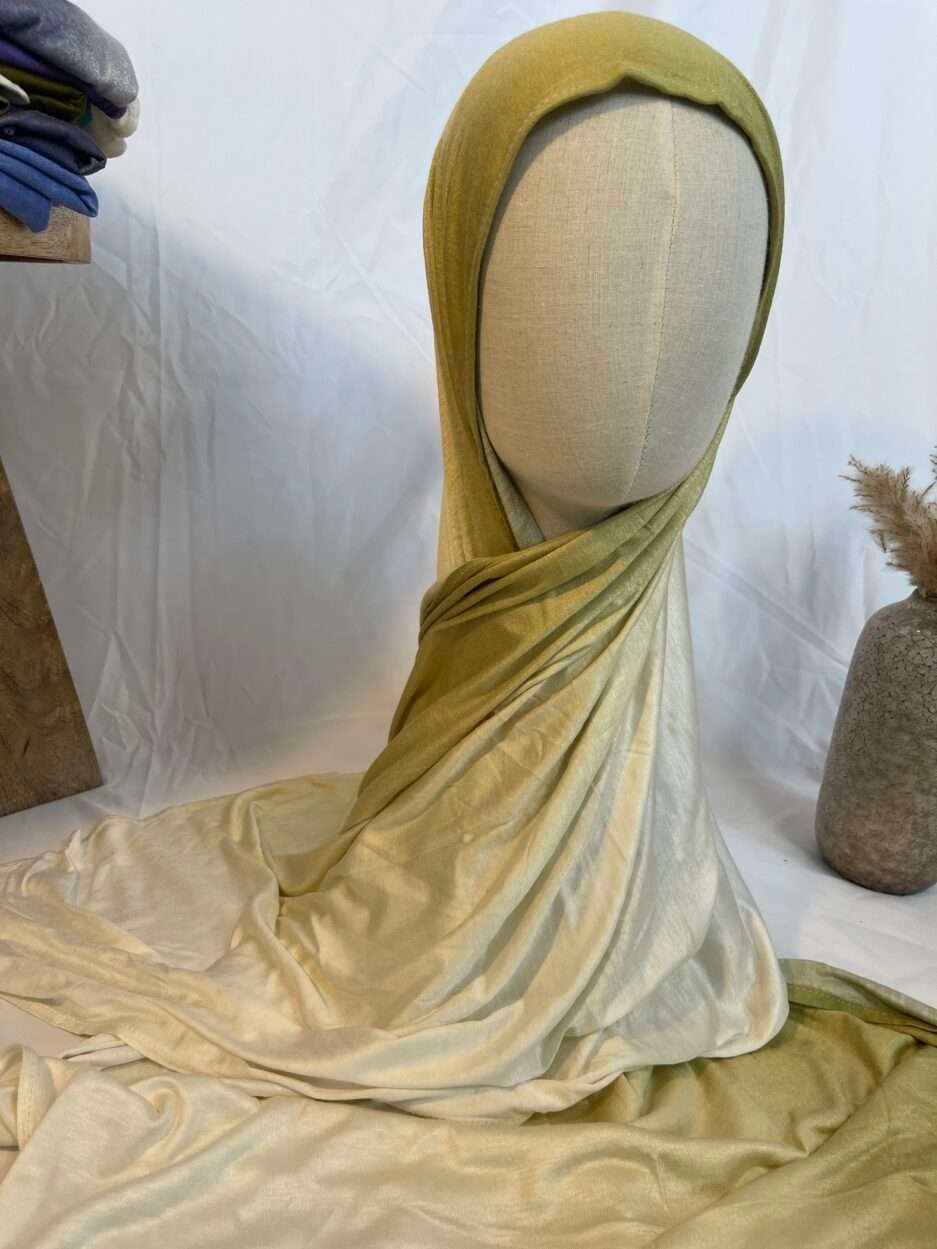Hijab Iklilcreation en jersey lycra avec un dégradé de couleurs allant du vert olive naturel au crème lumineux
