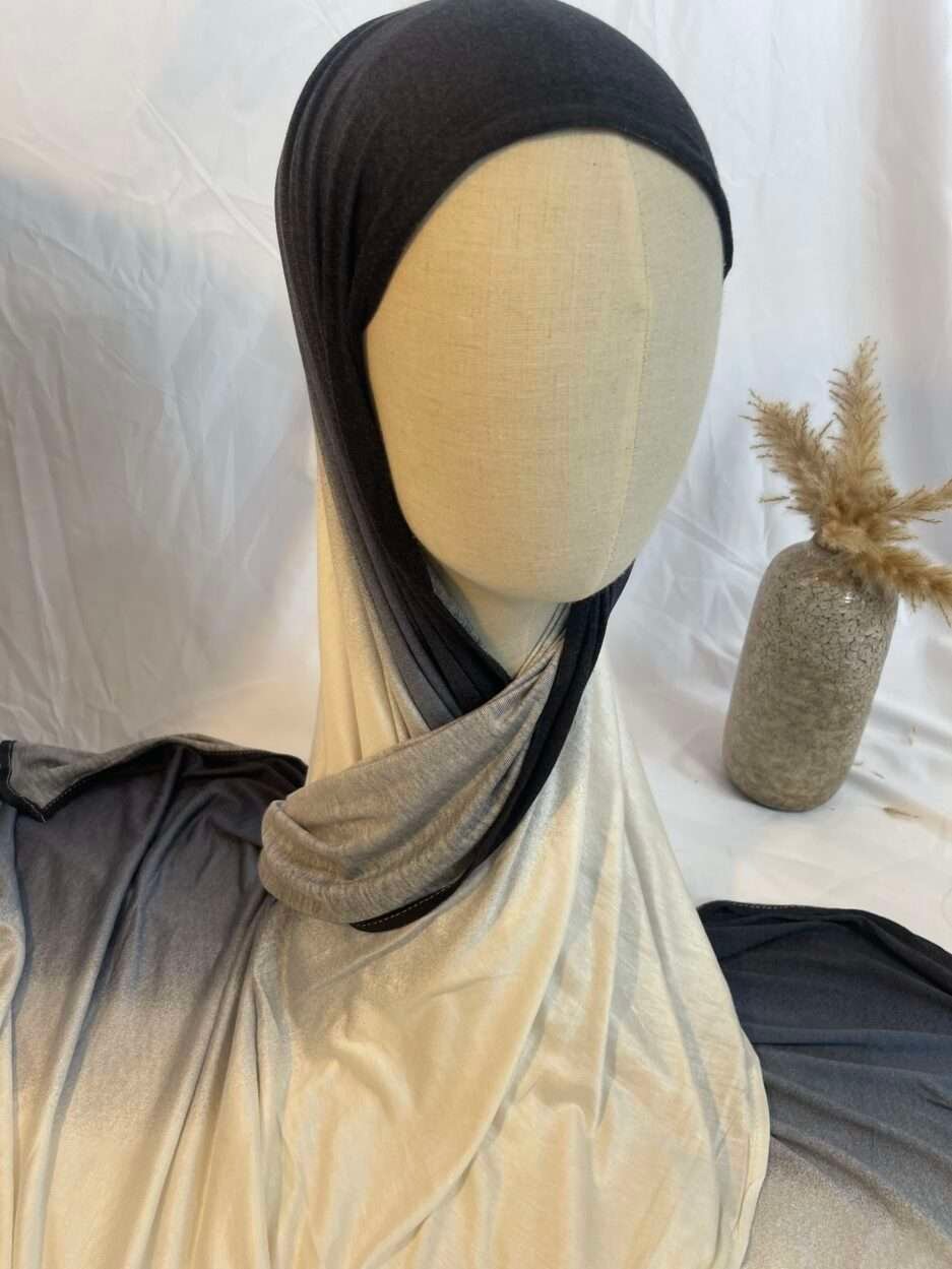 Hijab Iklilcreation en jersey lycra avec un dégradé élégant du noir profond au gris clair/crème