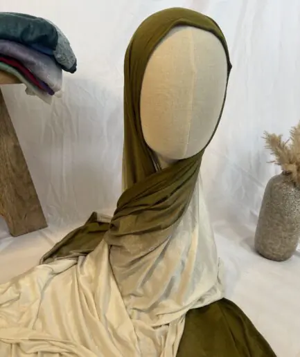 Hijab en jersey lycra avec un dégradé de couleurs allant du vert kaki naturel au crème clair, présenté sur un mannequin.