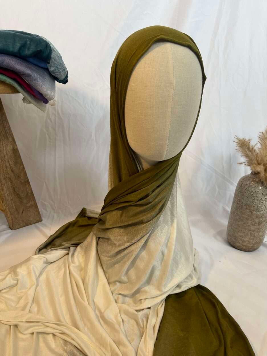 Hijab en jersey lycra avec un dégradé de couleurs allant du vert kaki naturel au crème clair, présenté sur un mannequin.