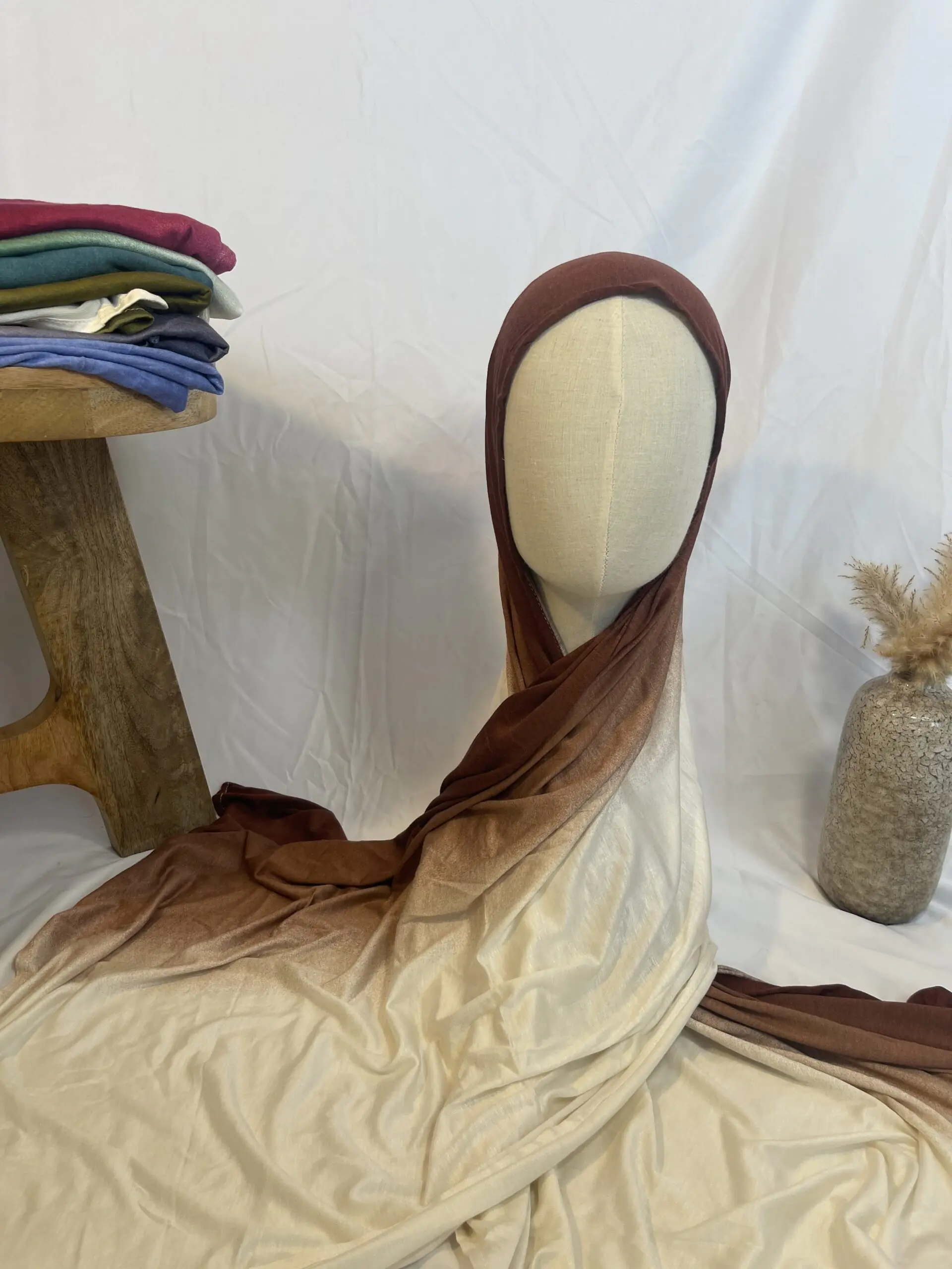 Hijab Iklilcreation en jersey lycra avec un d&eacute;grad&eacute; de couleurs chaudes allant du marron chocolat au cr&egrave;me