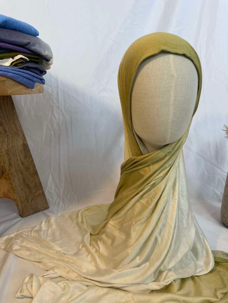 Hijab Iklilcreation en jersey lycra avec un dégradé de couleurs allant du vert olive naturel au crème lumineux