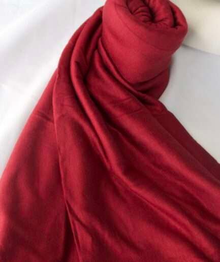 Hijab uni rouge bordeaux profond en jersey Dubai premium (jersey coton), montrant sa texture douce et son drapé