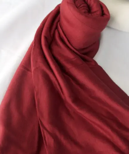 Hijab uni rouge bordeaux profond en jersey Dubai premium (jersey coton), montrant sa texture douce et son drap&eacute;