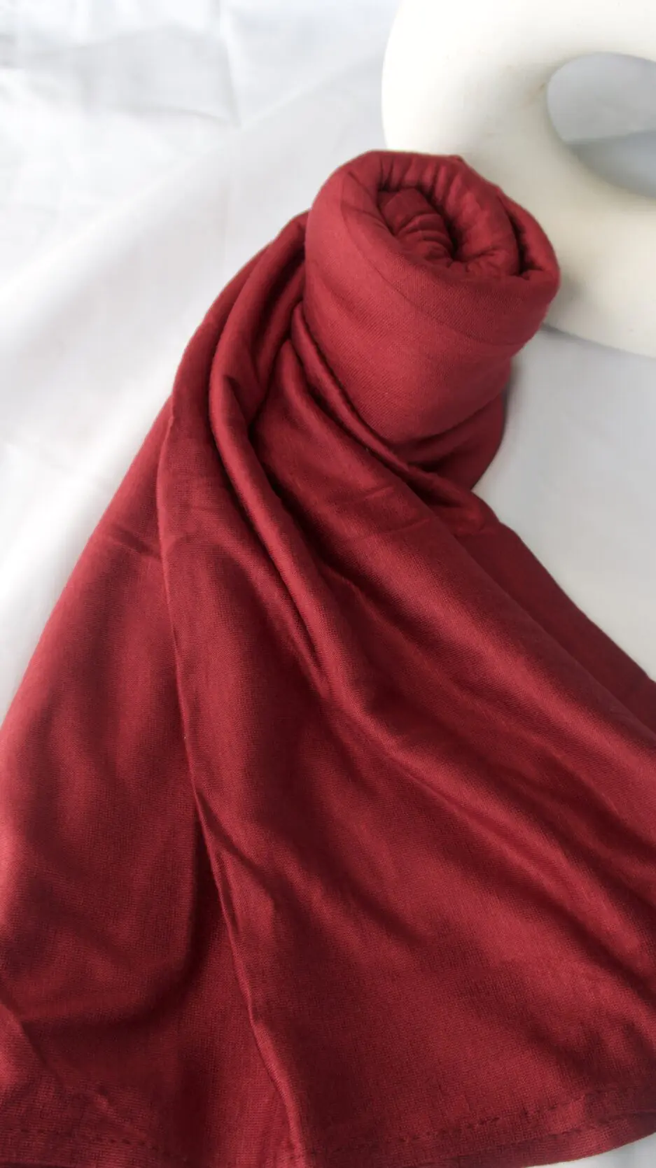 Hijab uni rouge bordeaux profond en jersey Dubai premium (jersey coton), montrant sa texture douce et son drapé