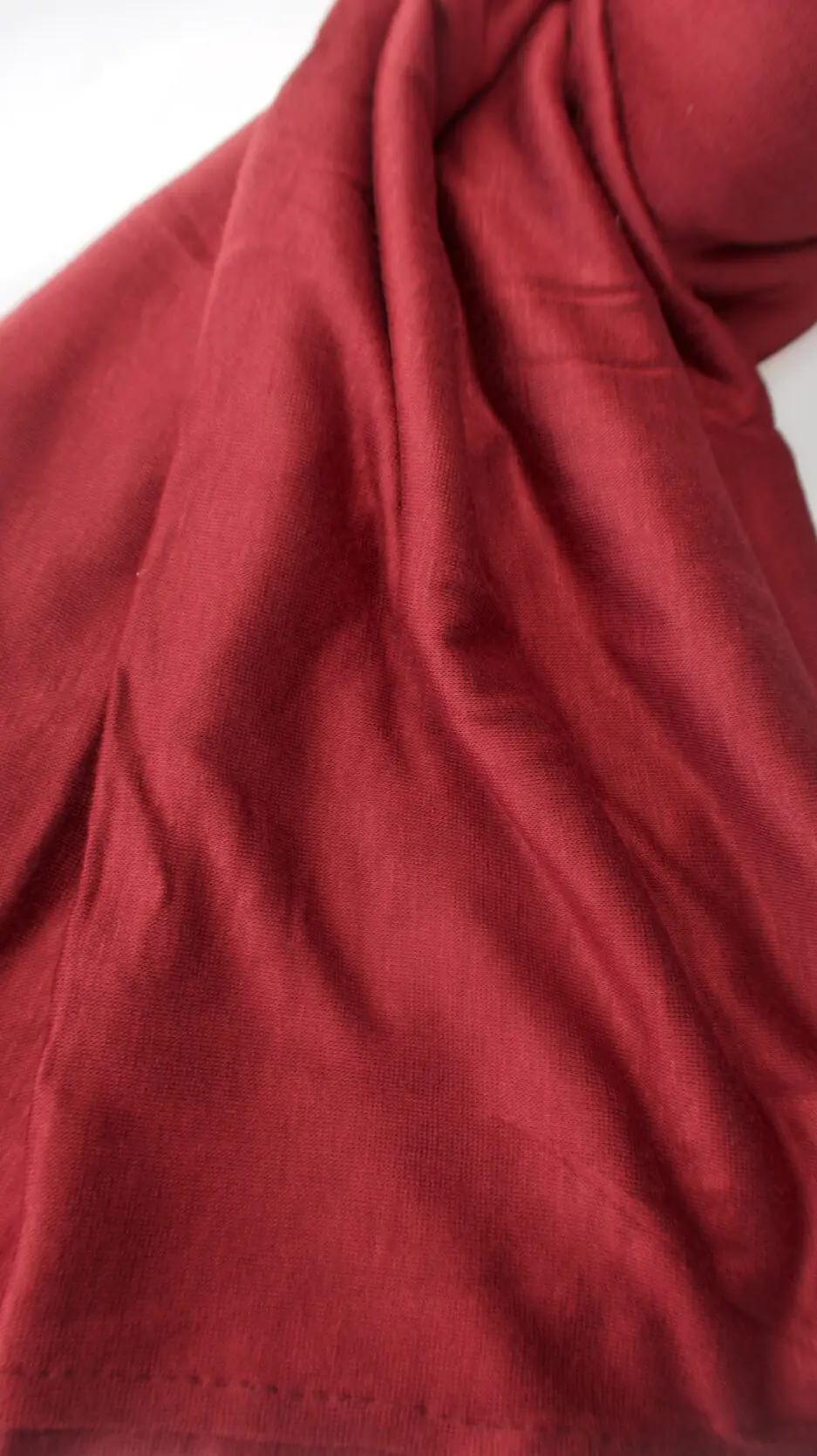 Hijab uni rouge bordeaux profond en jersey Dubai premium (jersey coton), montrant sa texture douce et son drapé